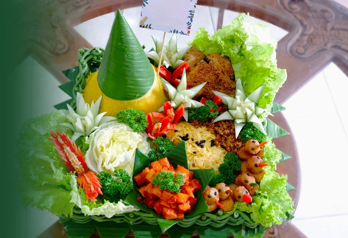 Tumpeng dan aneka lauk untuk acara - foto ilustrasi